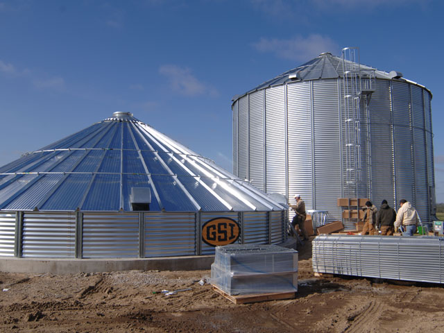 As bigger bins are being built to expand on-farm grain storage, farmers need to watch the dangers they pose, ranging from falling off ladders to grain suffocation. (DTN/The Progressive Photo by Jim Patrico)
